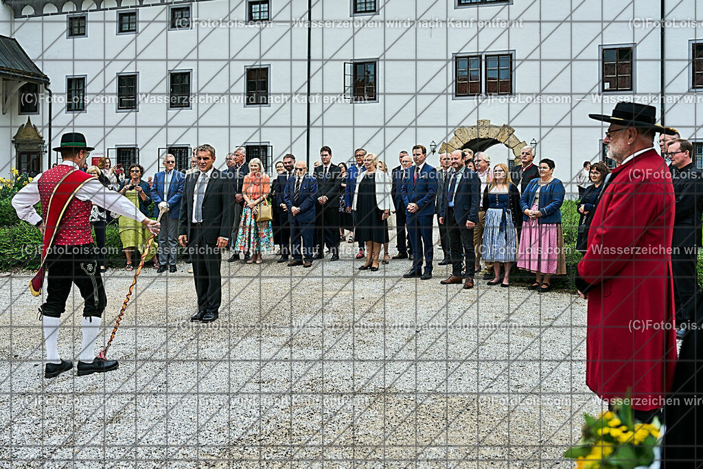 ALP0117_XXXIX_Chopin-Festival_Einzug_Meldung | (C)FotoLois.com, Alois Spandl, XXXIX. internationales CHOPIN-Festival in der Kartause Gaming, Eröffnung des Festivals mit Einmarsch der Goldhaubengruppe Lackenhof mit der Musikkapelle Gaming sowie den Ehrengästen und Eröffnungsansprachen in der Barockbibliothek, Fr 4. August 2023.