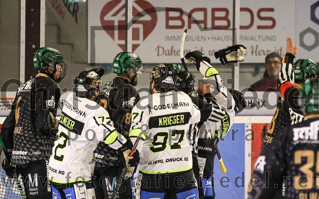 2024-03-01_060_TSV_Erding_gegen_ERSC_Amberg | Erding, Deutschland, 01.03.2024:
Eishockey, Bayernliga Playoffs 2023 / 2024, 5. Spieltag, TSV Erding gegen ERSC Amberg, Endergebnis: 9:0

Simon Franz (Erding Gladiators, #4), Andreas Pielmeier (ERSC Amberg, #72), Daniel Krieger (ERSC Amberg, #97)

Foto: Christian Riedel / fotografie-riedel.net