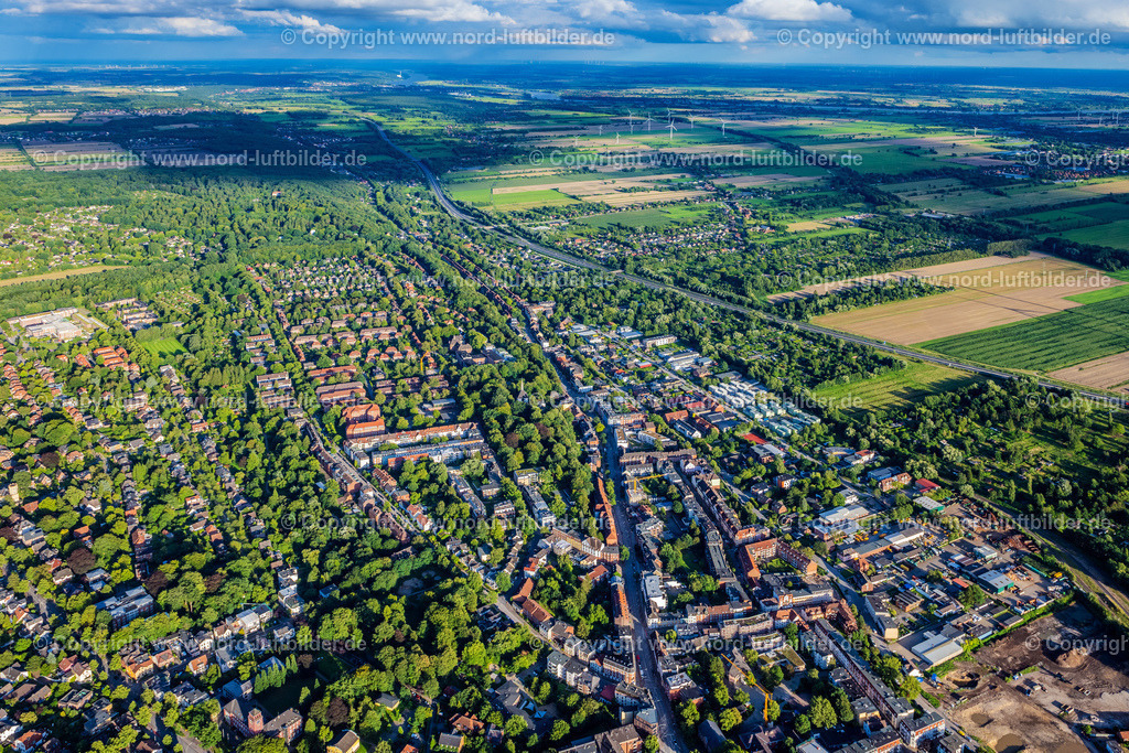 Hamburg_Bergedorf_Gewerbegebiet_ELS_9409040823 | HAMBURG 04.08.2023 Innenstadtbereich im Stadtgebiet im Ortsteil Bergedorf in Hamburg, Deutschland. // Cityscape of the district in the district Bergedorf in Hamburg, Germany. Foto: Martin Elsen