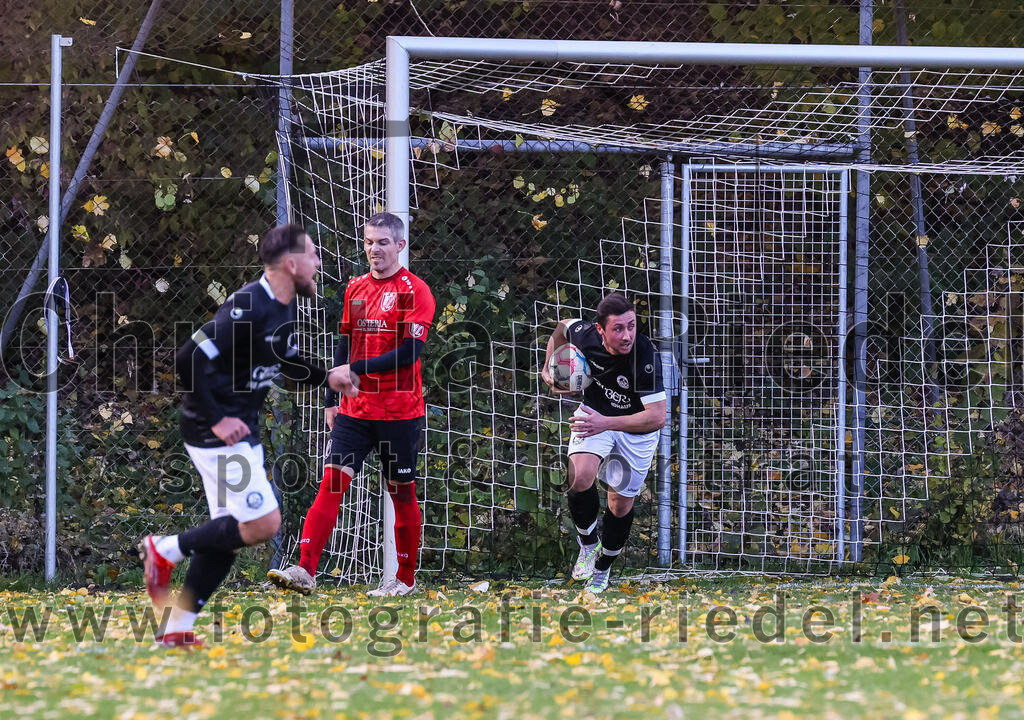 2023-11-05_056_FC_Herzogstadt_gegen_TuS_Oberding | Erding, Deutschland, 05.11.2023:
Fußball, Kreisklasse 2023 / 2024, 14. Spieltag, FC Herzogstadt gegen TuS Oberding, Endergebnis: 4:5

Jubel nach dem 1:2 durch Leon Ziegler (FC Herzogstadt, #13), Tobias Stuerzer (TuS Oberding, #3), Marco Steinberg (FC Herzogstadt, #9)

Foto: Christian Riedel / fotografie-riedel.net