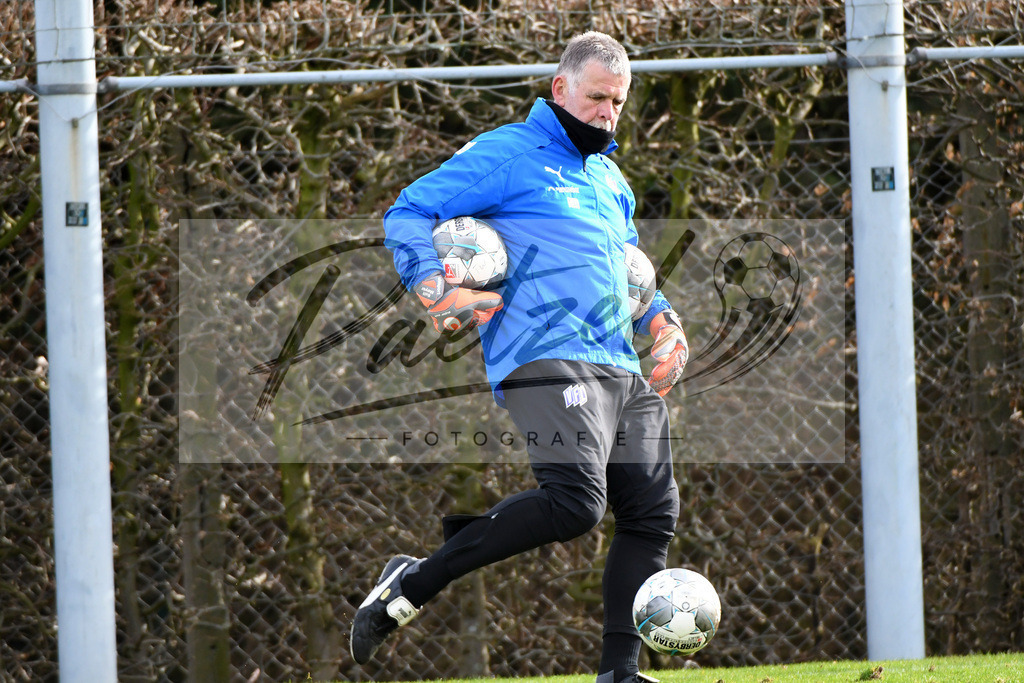 20200221_TRAOSN_0052 | Fussball, Herren: Torwart-Trainer Rolf Meyer (VfL Osnabrueck) in Aktion, am Ball, Einzelaktion waehrend der Trainingseinheit des VfL Osnabrueck im Sportpark Illoshoehe am 21.02.2020 in Osnabrueck, Deutschland. - Realisiert mit Pictrs.com