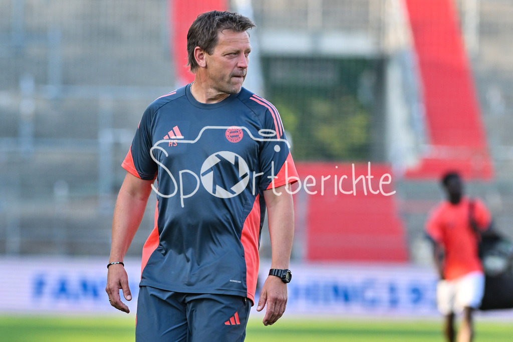 SpVgg Unterhaching - FC Bayern Amateure | im Bild Holger SEITZ Cheftrainer FC Bayern München II vor der Partie / Einzelfoto / Freisteller / Regionalliga Bayern: SpVgg Unterhaching - FC Bayern München II; Uhlsport Park am 15.08.2025