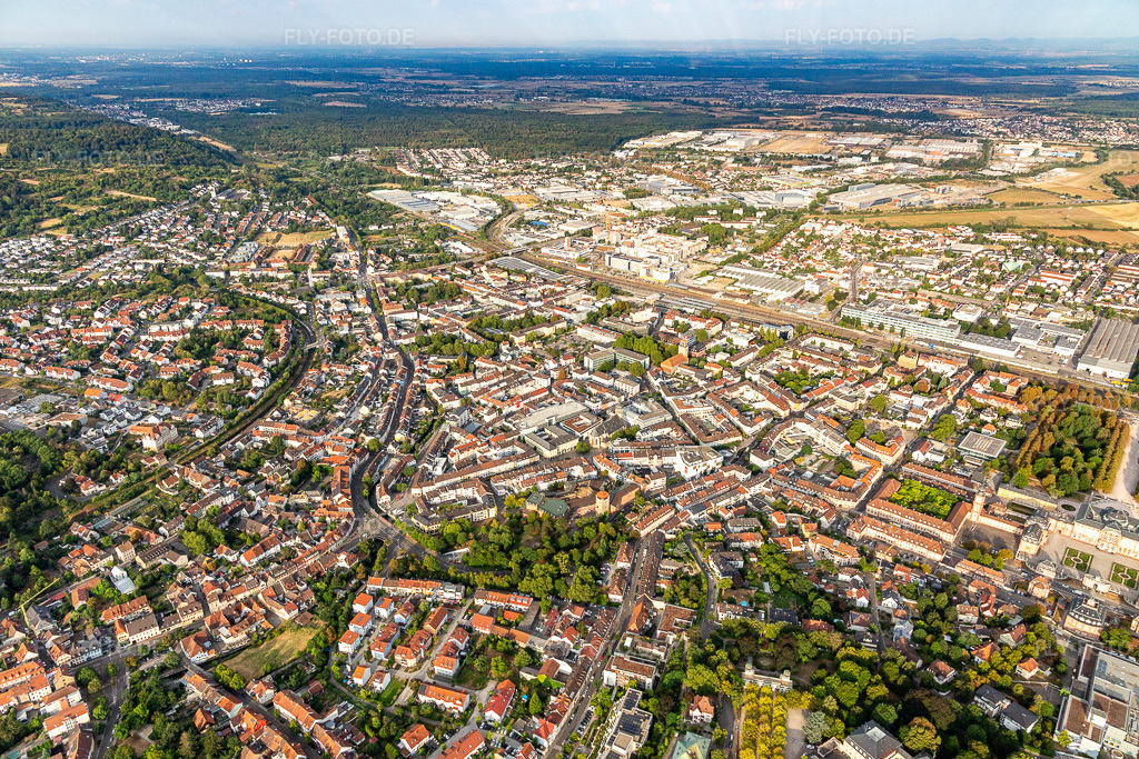 Luftbild: Stadtansicht von Nordosten in Bruchsal im Bundesland Baden-Württemberg in Deutschland. Foto: IMG_134153.jpg vom 26.08.2022 durch Werner Riehm/FLY-FOTO.deWWW.BRUCHSAL.DE