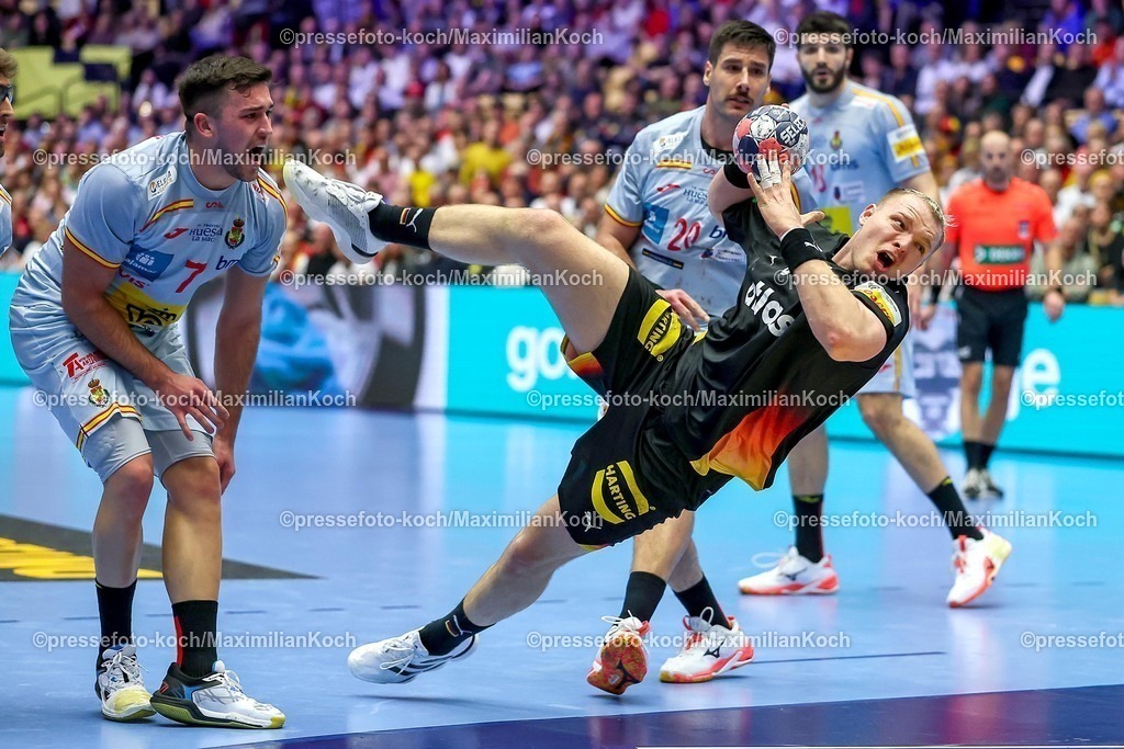 EHF19012602068 | 19.01.2026, Handball, Men's EHF EURO 2026, Deutschland - Spanien, Jyske Bank Boxen in Herning, Dänemark, Preliminary Round:  Justus Fischer (Germany #54) wirft vorbei an  Jan Gurri Aregay (Espania #07) auf das Tor 