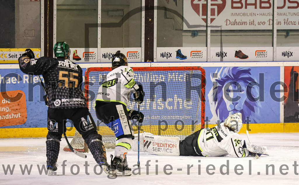 2024-03-01_128_TSV_Erding_gegen_ERSC_Amberg | Erding, Deutschland, 01.03.2024:
Eishockey, Bayernliga Playoffs 2023 / 2024, 5. Spieltag, TSV Erding gegen ERSC Amberg, Endergebnis: 9:0

Petr Pohl (Erding Gladiators, #55), Torwart Janik Engler (ERSC Amberg, #30)

Foto: Christian Riedel / fotografie-riedel.net