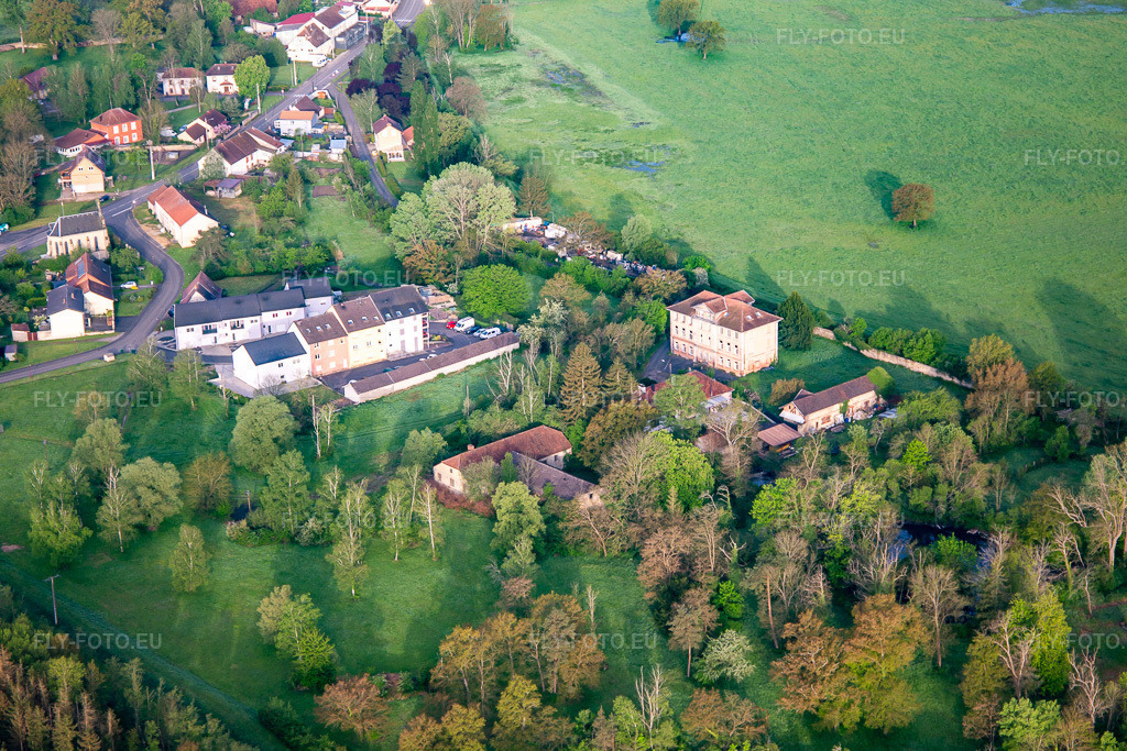 Vue aérienne: Saltzbronn, Rue Saint-Wendelin à Sarralbe dans le département Moselle, France. Photo: IMG_140555.jpg prise le 01/05/2024 par Werner Riehm/FLY-FOTO.euRésolution de l'original: 5472 x 3648 px