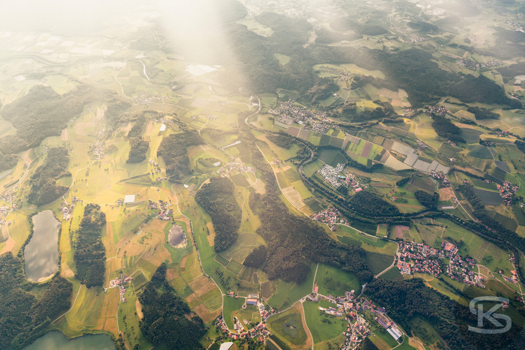 Luftaufnahme Bodensee, Allgäu, Vorarlberg: Grüne Landschaft, Bodensee & Berge | Entdecken Sie atemberaubende Luftaufnahmen der malerischen Landschaft am Bodensee, im Allgäu und Vorarlberg mit grünen Feldern, Wäldern und Bergen im Hintergrund. Ideal für Naturliebhaber und Genießer - Realisiert mit Pictrs.com