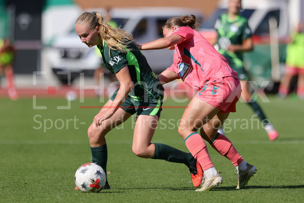 Fussball, Testspiel Frauen, SV Werder Bremen - VfL Wolfsburg | v.li.: Linnea Saelen (VfL Wolfsburg, 41) und Chiara D Angelo (SV Werder Bremen, 2) im Zweikampf, Duell, Dynamik, Aktion, Action, Spielszene