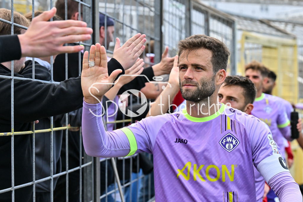 FC Bayern Amateure - FC Würzburger Kickers | Die Spieler der Kickers feiern zusammen mit den Fans den Auswärtssieg in München / Regionalliga Bayern: FC Bayern Amateure - FC Würzburger Kickers; Grünwalder Stadion am 27.09.2025 / Daniel HÄGELE (Würzburger Kickers 22)