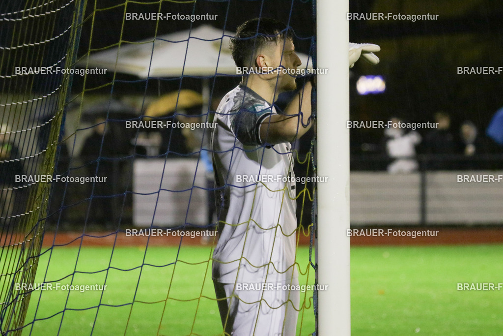 19.11.2025 SC St. Tönis - VfB Hilden | Tönisvorst, Deutschland, 20.11.2025: Simon Sell (SC St. Tönis) schaut während des Niederrheinpokal - Spiel zwischen SC St. Tönis und VfB Hilden am 20.11. 2025 im Tönisvorster YAYLA-Sportpark Jahn-Stadion in Tönisvorst, Deutschland. (Foto Ralph Görtz / Brauer-Fotoagentur)