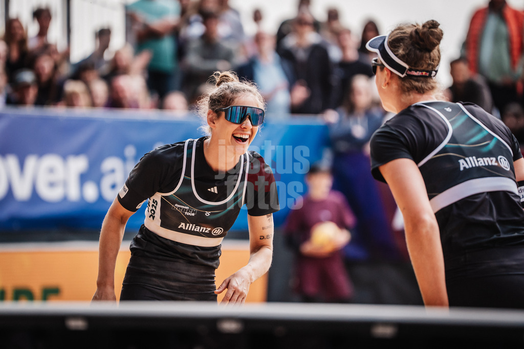 Beachvolleyball | Frauen | Allianz German Beach Tour 2025 | Tourstop Düsseldorf | 18.05.2025 | v.l. Cinja Tillmann und Svenja Müller fröhlich