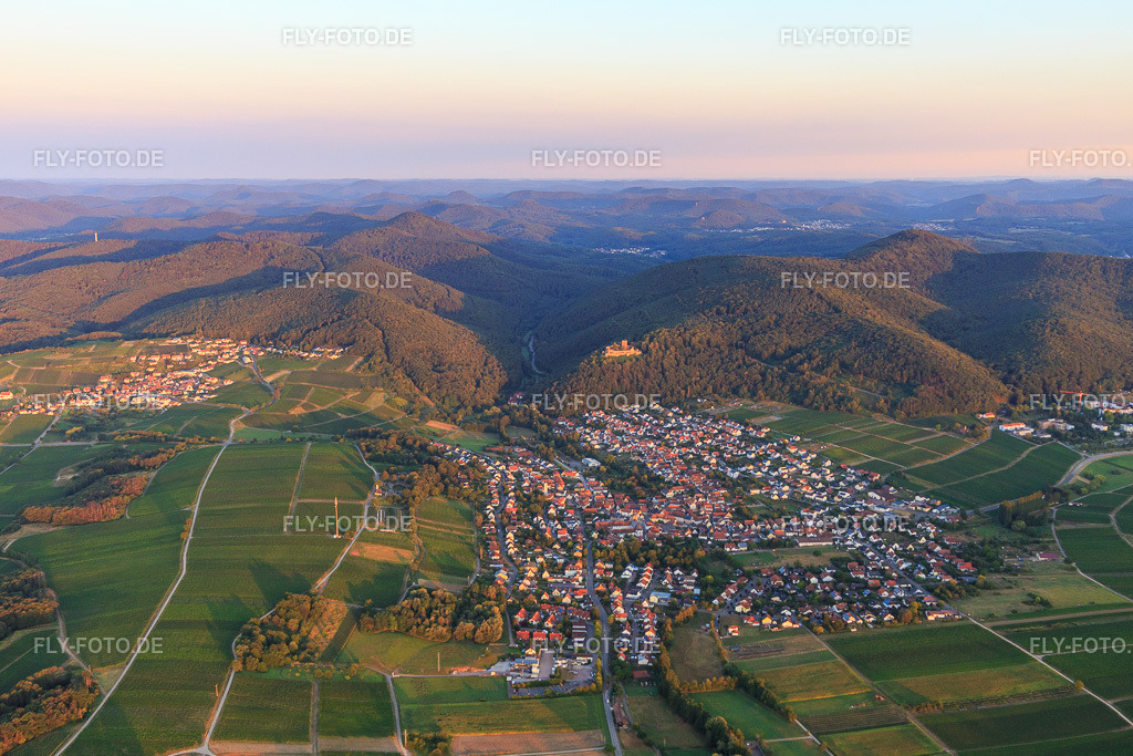 Ortsansicht am Haardtrand am Morgen aus Südwesten | Luftbild: Ortsansicht am Haardtrand am Morgen aus Südwesten in Klingenmünster im Bundesland Rheinland-Pfalz in Deutschland. Foto: IMG_109657.jpg vom 06.08.2018 durch Werner Riehm/FLY-FOTO.de - Realisiert mit Pictrs.com