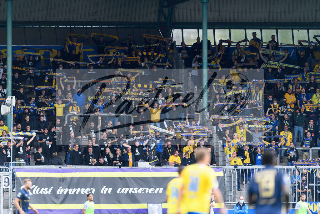 EBSTSV20210828_175 | Fussball, Herren: . Fans von Eintracht Braunschweig beim Spiel der 3. Liga zwischen Eintracht Braunschweig und TSV 1860 Muenchen im Eintracht-Stadion am 28.08.2021 in Braunschweig, Deutschland.DFB / DFL REGULATIONS PROHIBIT ANY USE OF PHOTOGRAPHS AS IMAGE SEQUENCES AND/OR QUASI-VIDEO. - Realisiert mit Pictrs.com