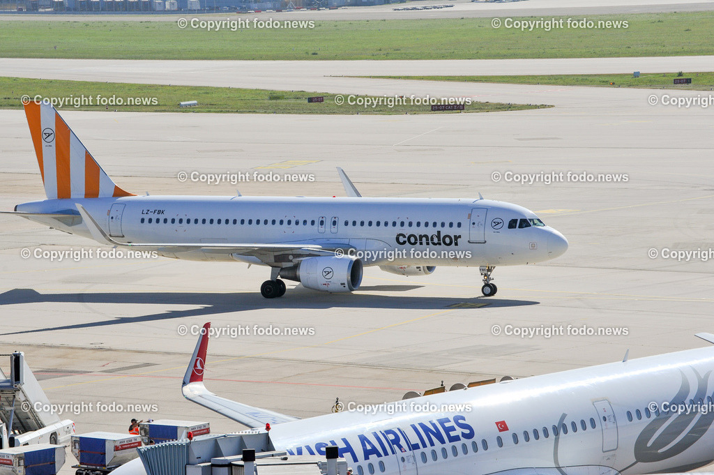 Deutschland_ Baden-Wuerttemberg_ Stuttgart_ Flughafen_ 05.01.2025-10 | 05.01.2025, Deutschland, GER, Baden-Wuerttemberg, Stuttgart, im Bild Condor, Turkish Airlines, Stuttgart Airport, Flughafen, Flugfeld, Rollfeld, Vorfeld, Flugzeug, Urlaub, Reise, Business, Start, Landung, Gangway, Feature, Symbolbild