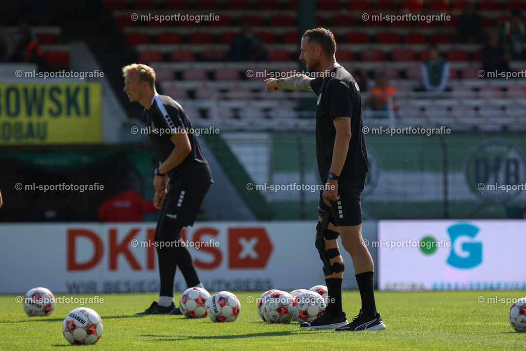 Fußball I Herren I Saison 2025/2026 I Regionalliga Nord I 10. Spieltag I VfB Lübeck - FSV Schöningen | Pierre Becken (r) (Co-Trainer, VfB Lübeck) beim Aufwärmen vor dem Spiel - Realisiert mit Pictrs.com