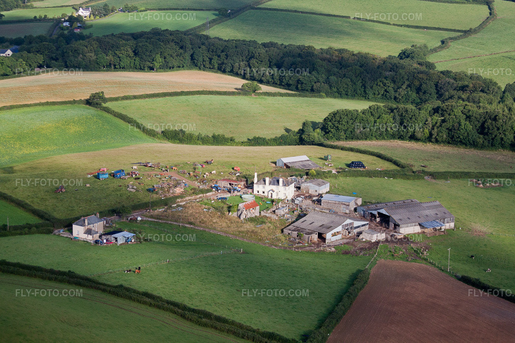 Aerial view: View of the town in Denbury in the state England, Great Britain. – Photo: IMG_19736.jpg taken on 07/25/2009 by Werner Riehm/FLY-FOTO.com – Resolution of the original: 4752 x 3168 px