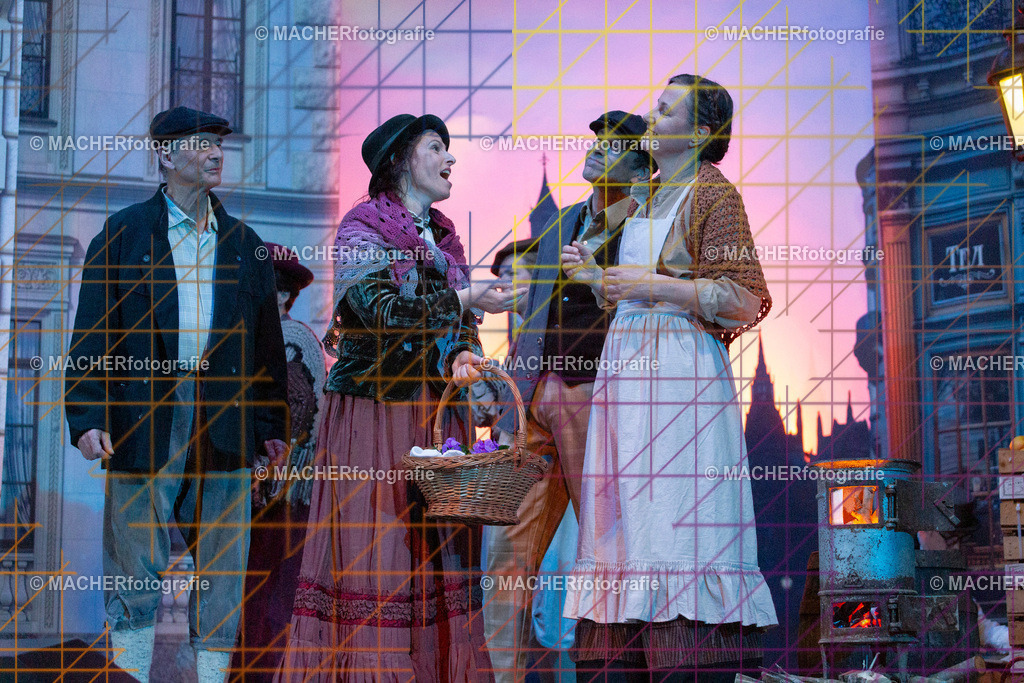 056_MFL-2025 | Portraitbilder von Regisseur; Darsteller; Techniker; Maske; Kostüme; Chor; Musiker; Bilderserie der Generalprobe und der Premierenvorstellung, Szenenbilder; Ausdrucksstudien; Bühnenüberblick; Bühnenkulissen; Pressefotos inkl. Redaktionsfoto Darstellergruppe.