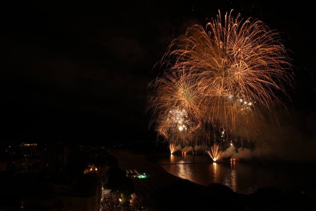 Ferragosto Fireworks in Grado, Italy | GRADO, ITALY, 15.AUG.26 - FIREWORKS - Ferragosto fireworks over the Adriatic Sea in Grado, Italy. Colorful fireworks light up the night sky above the beach, coastline and waterfront during the traditional summer celebration. - Realisiert mit Pictrs.com