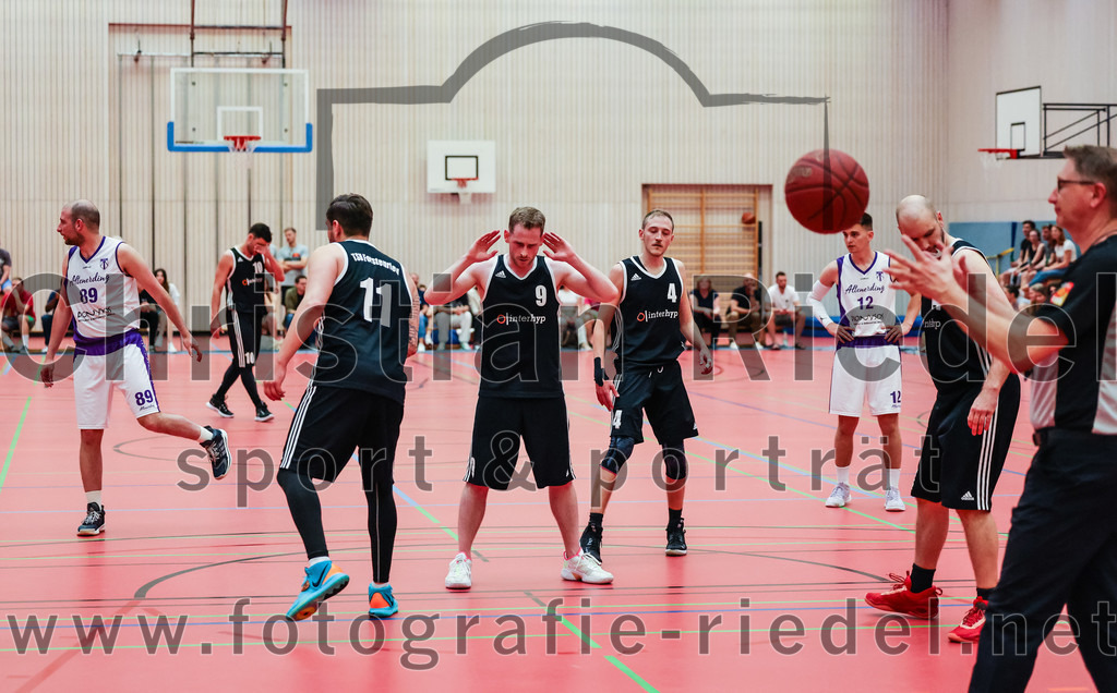 2022-05-15_077_SpVgg_Altenerding_gegen_TSV_Muenchen-Forstenried | Erding, Deutschland, 15.05.2022:
Basketball, Bezirksliga 2021 / 2022, Play-Offs, SpVgg Altenerding gegen TSV München-Forstenried, Endergebnis: 55:57

Krsto Milivojevic (SpVgg Altenerding, #89), Alexej Simon (TSV München-Forstenried, #11), Jonathan David Schmidt (TSV München-Forstenried, #9), Philipp Wißmeier (TSV München-Forstenried, #4), Sebastian Weber (SpVgg Altenerding, #12)

Foto: Christian Riedel / fotografie-riedel.net