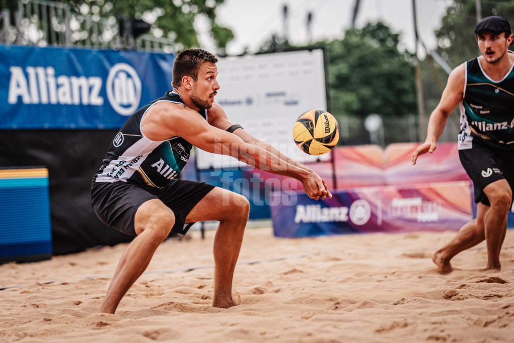 Beachvolleyball | München | Allianz German Beach Tour 2025 | Tourstop München | 03.07.2025 | Jannis Hopt nimmt den Ball an