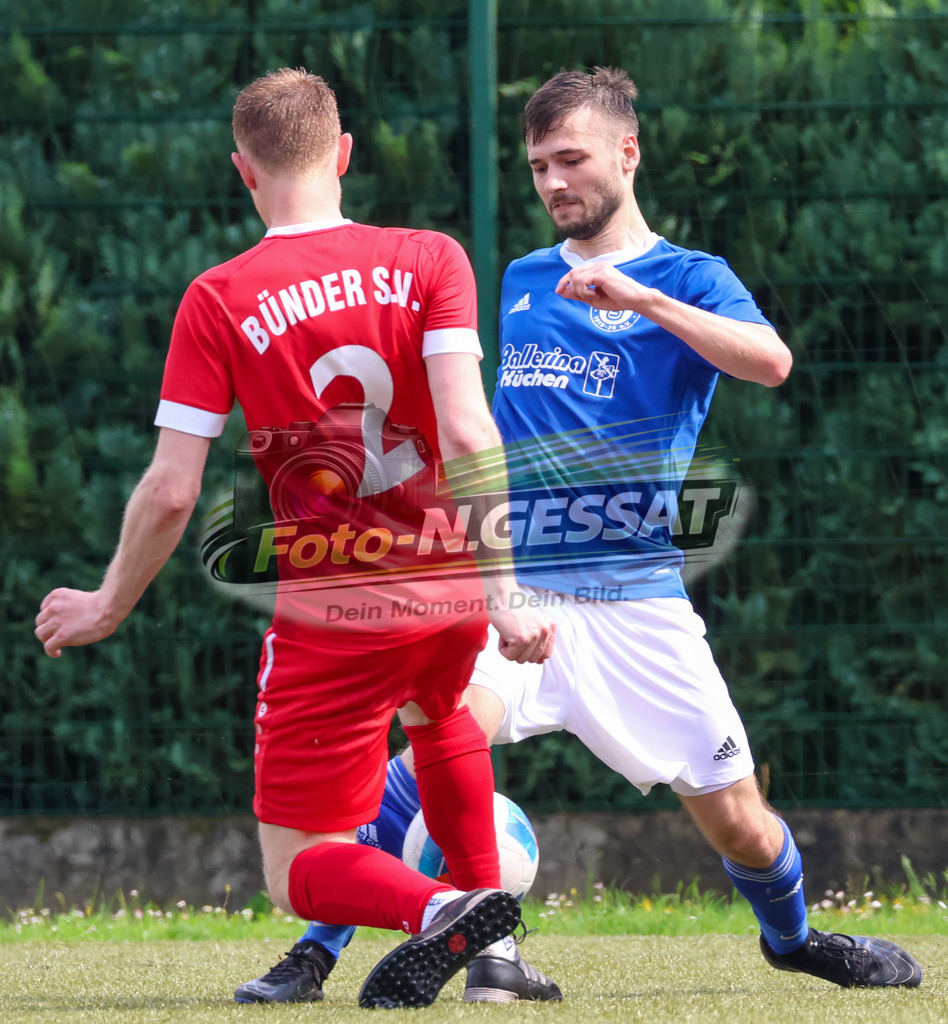 Bünder SV - TuS Bruchmühlen II | Auf dem Bild zu sehen: grün Bünder SV: Tobias Zwiener ; blau TuS Bruchmühlen II: Alex Schäfer Bünder SV, TuS Bruchmühlen II, Saison 25/26, Kreisliga A, Bünde, Deutschland - Realisiert mit Pictrs.com