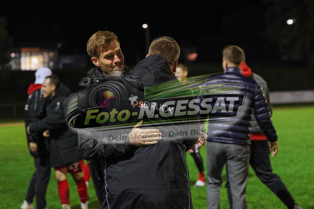 Bünder SV - VfL Mennighüffen | Auf dem Bild zu sehen: Bünder SV Trainer links: Timo Westerbeck ; VfL Mennighüffen Trainer: Dennis Schmidt Bünder SV, VfL Mennighüffen, Saison 26/27, Kreispokal, Viertelfinale, Bünde, Deutschland - Realisiert mit Pictrs.com