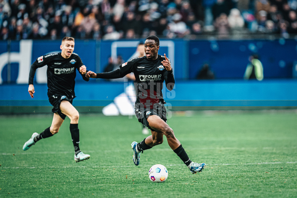 Fußball | Männer | Saison 2023/2024 | 2. Fußball-Bundesliga | 16. Spieltag | Hamburger SV vs. SC Paderborn 07 | 09.12.2023 | Ilyas Ansah (#29, SC Paderborn 07) in Ballbesitz