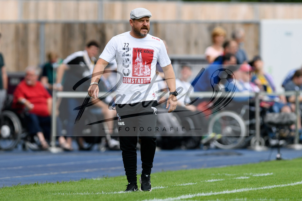 JENKOE20210808_004 | Fussball, Herren: Trainer Steffen Baumgart (1. FC Koeln) schaut beim Spiel der 1. Runde im DFB-Pokal zwischen FC Carl Zeiss Jena und 1. FC Koeln im Ernst-Abbe-Sportfeld am 08.08.2021 in Jena, Deutschland.DFB / DFL REGULATIONS PROHIBIT ANY USE OF PHOTOGRAPHS AS IMAGE SEQUENCES AND/OR QUASI-VIDEO. - Realisiert mit Pictrs.com