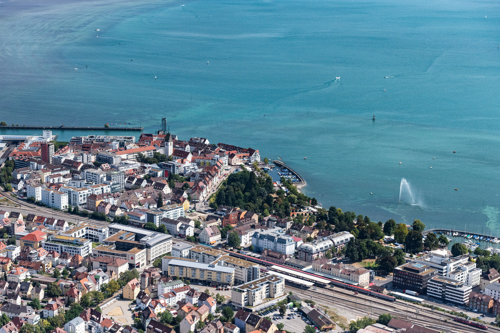 dr__0016206.jpg | FRIEDRICHSHAFEN 03.08.2018 Ortskern am Uferbereich des Bodensees in Friedrichshafen im Bundesland Baden-Württemberg, Deutschland. // Village on the banks of the area of Bodensees in Friedrichshafen in the state Baden-Wurttemberg, Germany. Foto: Daniel Reiter