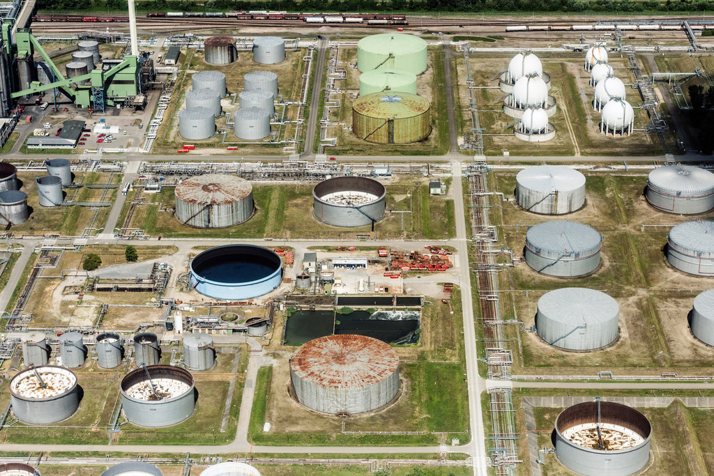 dr__0018813.jpg | KARLSRUHE 04.07.2017 Raffinerie- Anlagen und Leitungssysteme auf dem Werksgelände des Mineralöl- Produzenten  Mineralölraffinerie Oberrhein in Karlsruhe im Bundesland Baden-Württemberg, Deutschland. // Refinery equipment and management systems on the factory premises of the mineral oil manufacturers  Mineraloelraffinerie Oberrhein in Karlsruhe in the state Baden-Wuerttemberg, Germany. Foto: Daniel Reiter