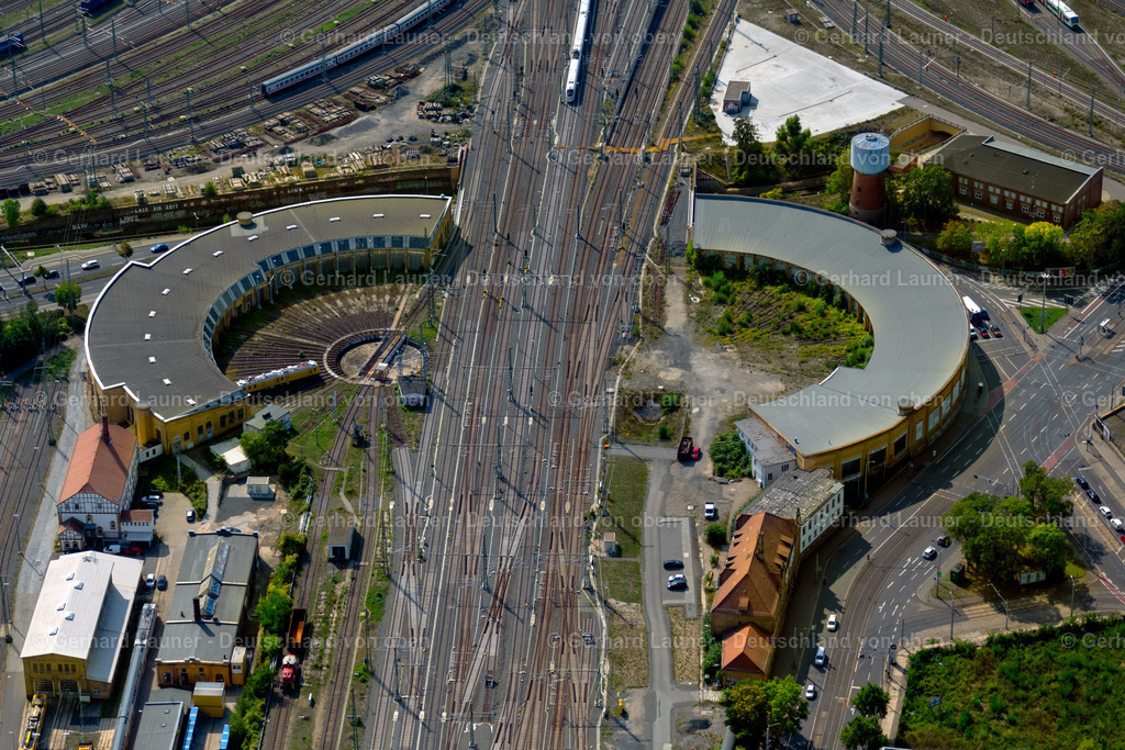4039757 | LEIPZIG 14.09.2020 Gleisanlagen und Schienenstrecken am Rundschuppen ( auch Lokschuppen, Ringlokschuppen, Lokhalle oder Triebfahrzeughalle ) des Bahn- Betriebswerkes in Leipzig im Bundesland Sachsen, Deutschland. Weiterführende Informationen bei: DB Netz AG,  Deutsche Bahn AG. // Trackage and rail routes on the roundhouse - locomotive hall of the railway operations work in Leipzig in the state Saxony, Germany. Further information at: DB Netz AG,  Deutsche Bahn AG. Foto: Gerhard Launer
