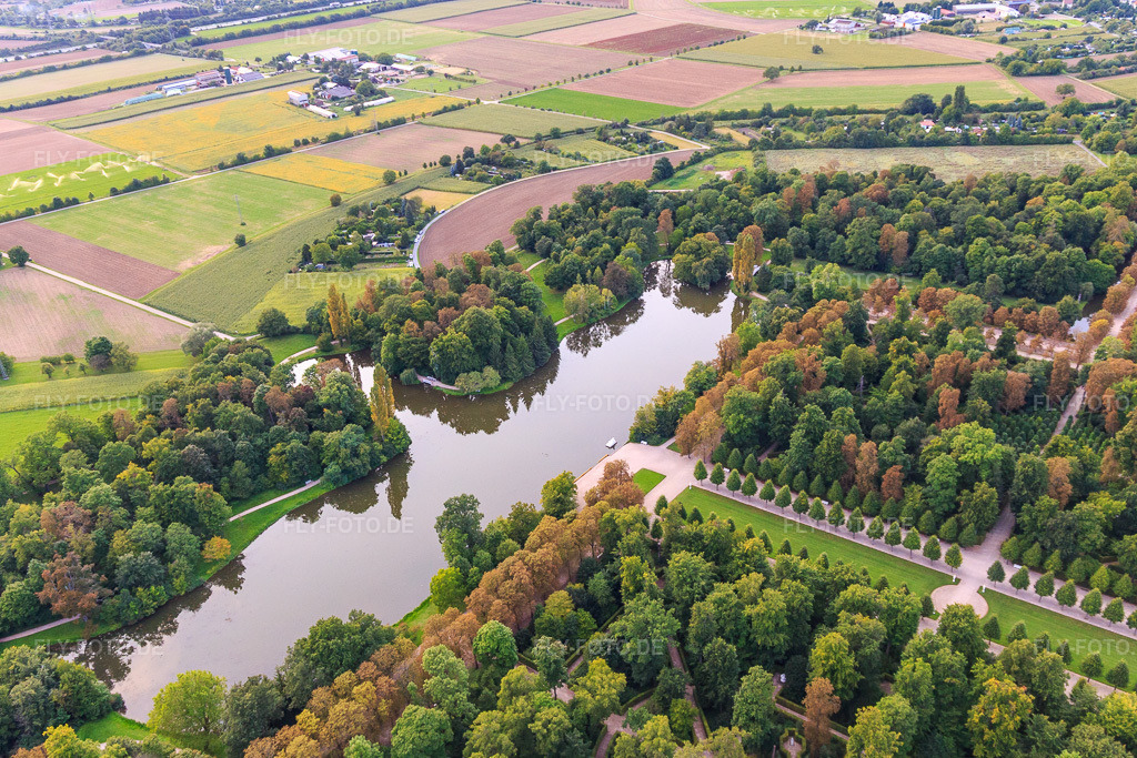 Luftbild: Weiher im Schwetzinger Schlossgarten in Schwetzingen im Bundesland Baden-Württemberg in Deutschland. – Foto: IMG_102610.jpg vom 24.08.2017 durch Werner Riehm/FLY-FOTO.de – Auflösung des Originals: 4941 x 3294 px – Gartenmoschee