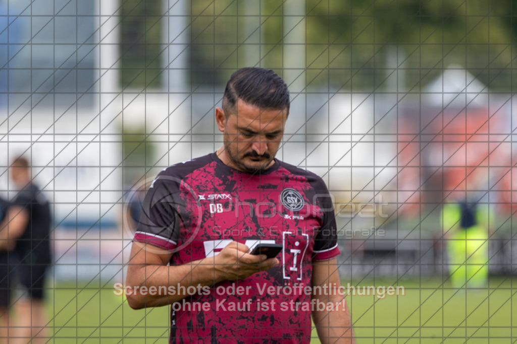 20250816_160449_1045 | #,1.Göppinger SV (rot) vs. FSV 08 Bietigheim-Bissingen (blau), Fußball, Oberliga BW, wfv, 03. Spieltag, Saison 2025/2026, Rasensportplatz Stadion SV Göppingen, Hohenstaufenstr. 116, 73033 Göppingen, 16.08.2025 - 14:00 Uhr,Foto: PhotoPeet-Sportfotografie/Peter Harich