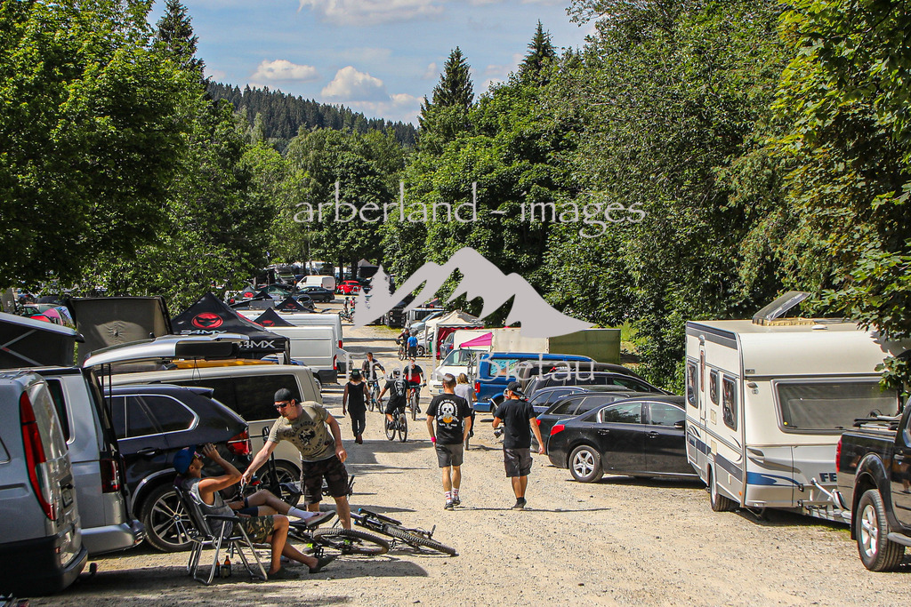 OE7A4898 | Parkplätze und Wiesen rund um den Bikepark haben sich zum Campingplatz gewandelt