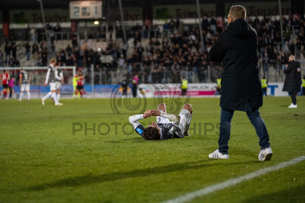 SG Sonnenhof Grossaspach vs. SSV Ulm 1846 Fussball, Fussball, WFV-Pokal, Viertelfinale, 01.04.2026 | Max Brandt (SSV Ulm 1846 Fussball, #23) enttauescht am Boden nach der Niederlage,SG Sonnenhof Grossaspach vs. SSV Ulm 1846 Fussball, Fussball, WFV-Pokal, Viertelfinale, 01.04.2026