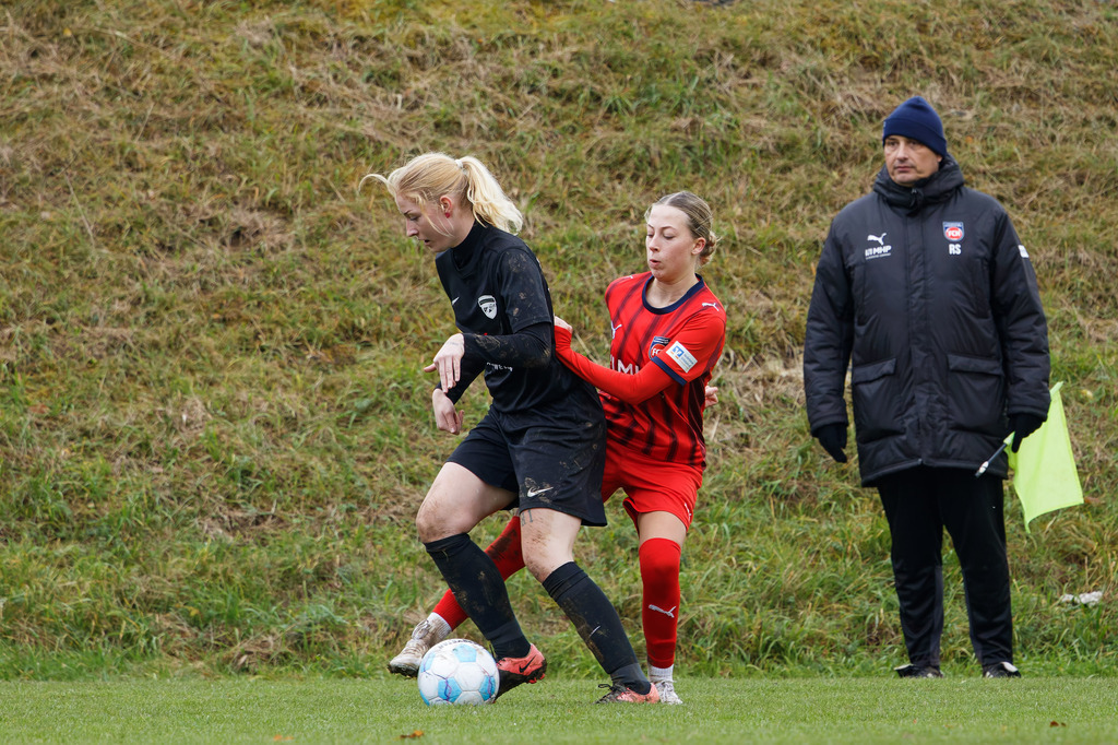 HOHFCH_251109_7965 | 1.FC Heidenheim 1846 II vs. GAST, Fußball, Frauen, Bezirksliga, 2025/2026, X. Spieltag, 03.10.2025 in Heidenheim, Kunstrasen b. Voith-Arena West(Foto: Michael Bulling) - Realisiert mit Pictrs.com