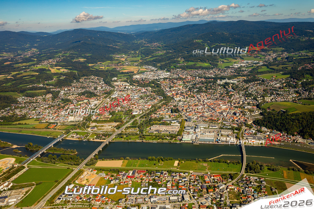 Das Luftbild zeigt :  Deggendorf - Die Luftaufnahme wurde 2023 vom UL-Flugzeug aus erstellt ( keine Drohne ) - Hochauflösende Luftaufnahme - Für grossformatige Ausdrucke geeignet. Die Geschenkidee !Mit Lizenz und Bildrechte bestellbar