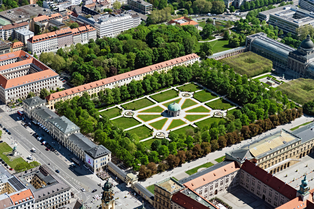 dr__0063451.jpg | MüNCHEN 29.04.2025 Blick auf den Hofgarten und den Odeonsplatz in München im Bundesland Bayern. Die barocke Parkanlage mit dem Pavillon Dianatempel in der Mitte grenzt an die Gebäude der Bayerischen Staatskanzlei, des Deutschen Theatermuseums und der Münchner Residenz. // View of the Hofgarten park in Munich in the state of Bavaria. Foto: Daniel Reiter