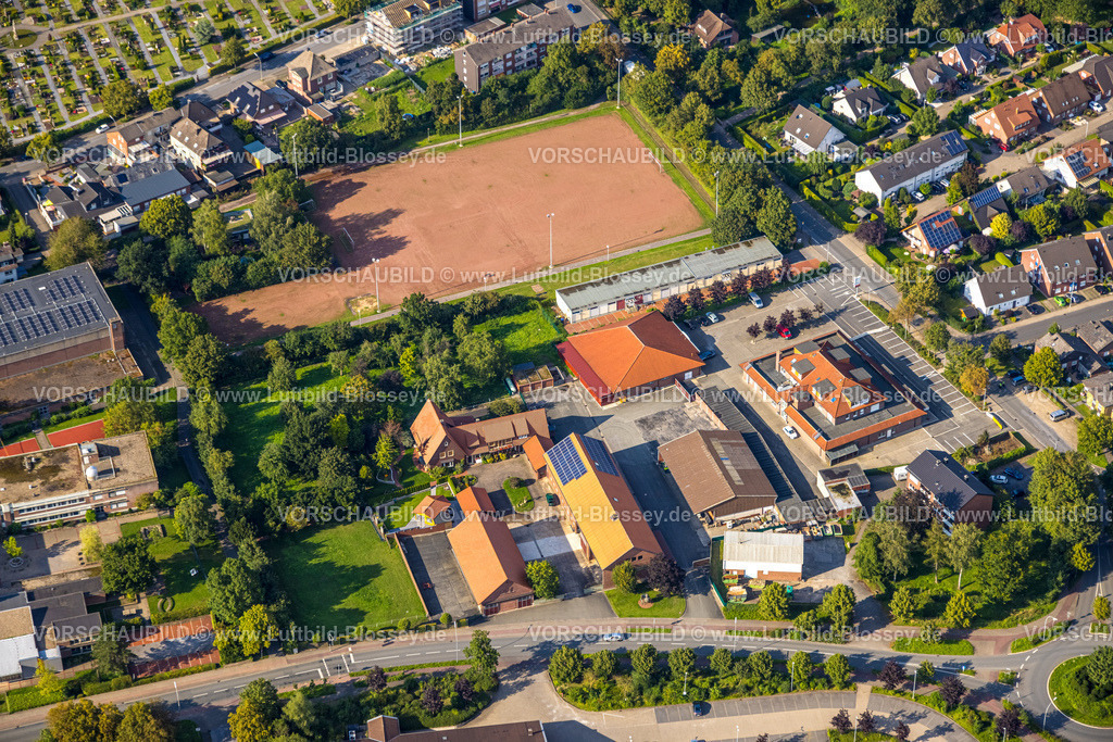 Beckum230805725Neubeckum | Luftbild, Sportplatz Breslauer Straße, Einkaufszentrum, Neubeckum, Beckum, Münsterland, Nordrhein-Westfalen, Deutschland