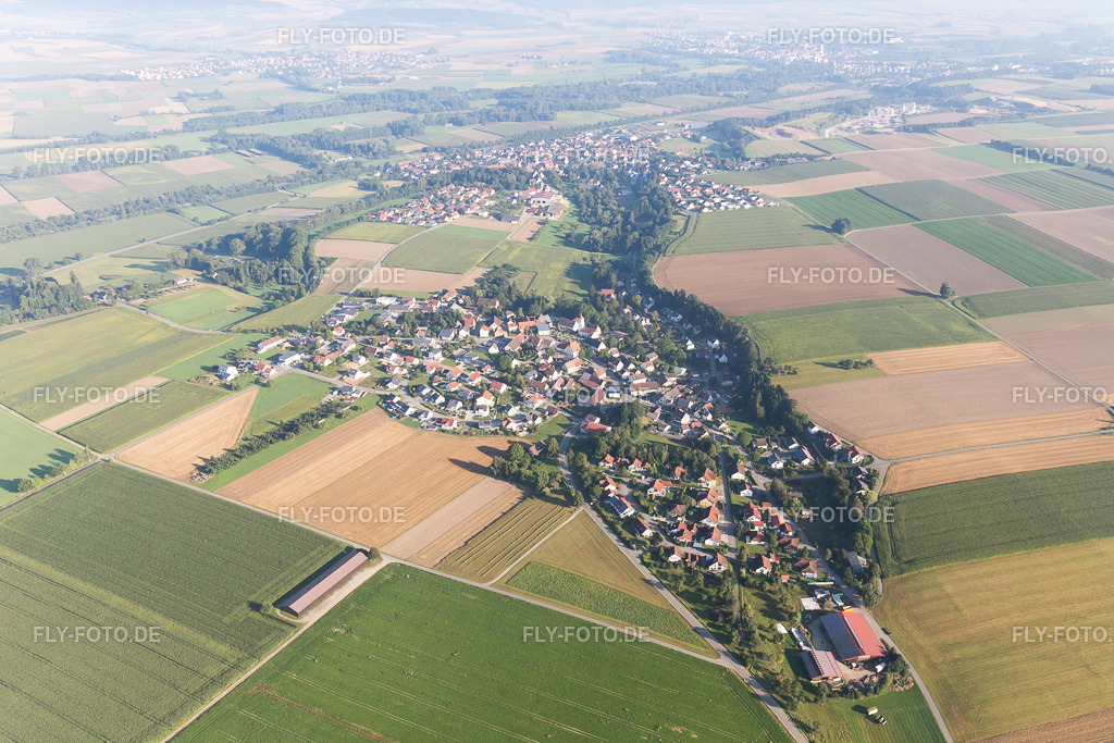 Ortsansicht der Straßen und Häuser der Wohngebiete | Luftbild: Ortsansicht der Straßen und Häuser der Wohngebiete im Ortsteil Erisdorf in Ertingen im Bundesland Baden-Württemberg in Deutschland. Foto: IMG_094114.jpg vom 27.08.2016 durch Werner Riehm/FLY-FOTO.de - Realisiert mit Pictrs.com