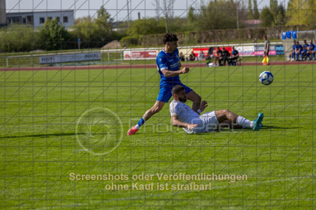 20250419_161509_0355 | #,1.FC Eislingen (blau) vs. Türksport Nürtingen (weiß), Fußball, Bezirksliga - Bezirk Neckar/Fils, 23. Spieltag, Saison 2024/2025, Rasenplatz, Eichbachstation, Haldenstraße 45, 73054 Eislingen, 19.04.2025 - 15:30 Uhr,Foto: PhotoPeet-Sportfotografie/Peter Harich