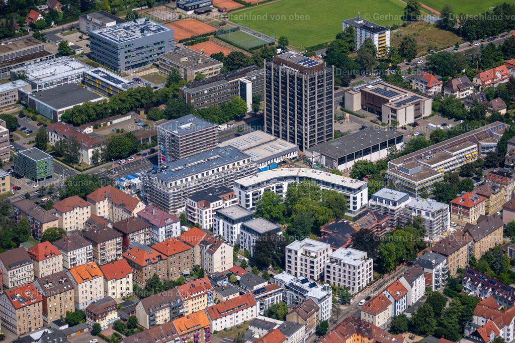 4035619 | BRAUNSCHWEIG 31.07.2020 Baustelle zum Neubau des Wohn- und Geschäftshaus Viertel "Stadtquartier Langer Kamp" an der Straße Langer Kamp in Braunschweig im Bundesland Niedersachsen, Deutschland. Weiterführende Informationen bei: Braunschweiger Immobilien Management GmbH,  GIESLER ARCHITEKTEN Gesellschaft für Architektur und Stadtplanung mbH,  HomeBase GmbH,  Volksbank BraWo Projekt GmbH. // New residential and commercial building Quarter "Stadtquartier Langer Kamp" in Brunswick in the state Lower Saxony, Germany. Further information at: Braunschweiger Immobilien Management GmbH,  GIESLER ARCHITEKTEN Gesellschaft fuer Architektur und Stadtplanung mbH,  HomeBase GmbH,  Volksbank BraWo Projekt GmbH. Foto: Gerhard Launer