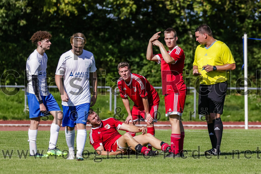 2023-08-19_073_SG_Markt_Schwaben_II_gegen_TSV_Ottobrunn_III | Markt Schwaben, Deutschland, 19.08.2023:
Fußball, C-Klasse 2023 / 2024, 1. Spieltag, (SG) Markt Schwaben II gegen TSV Ottobrunn III, Endergebnis: 0:4

Denis Alves Pilorz (TSV Ottobrunn, #7), Nikolay Tretyakov (TSV Ottobrunn, #11), Anton Böhm (SG Markt Schwaben, #10), Johannes Schwab (SG Markt Schwaben, #12), Michael Fischer (SG Markt Schwaben, #5), Schiedsrichter Patrick König

Foto: Christian Riedel / fotografie-riedel.net