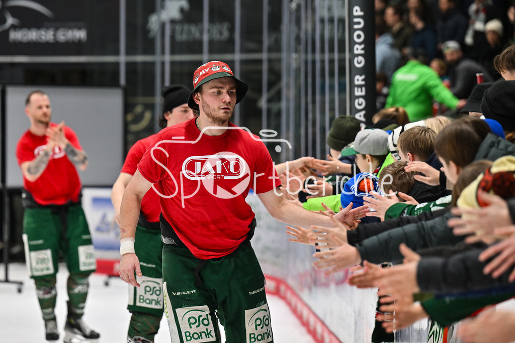 Augsburger Panther - Löwen Frankfurt | AUGSBURG, GERMANY - 16. JANUARY: Die Spieler der Hausherren feiern zusammen mit den Fans den Heimsieg gegen Frankfurt nach dem Match zwischen den Augsburger Panthern und den Löwen Frankfurt am 40. Spieltag der penny DEL im Curt Frenzel Stadion - Alexander BLANK (Augsburger Panther 26)