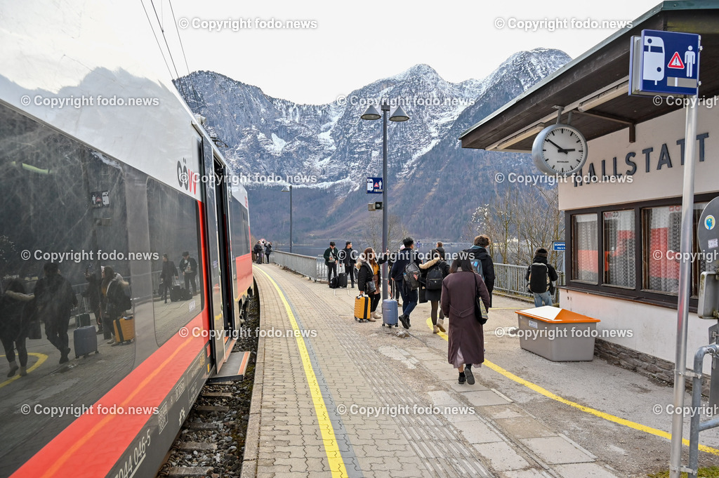 Hallstatt_ 13.01.2023-27 | 13.01.2023, Hallstatt, AUT, Hallstatt, im Bild Bahnhof, Bahnhofsgebaeude, Bahnsteig, Zug, OeBB, Touristen, Reisende