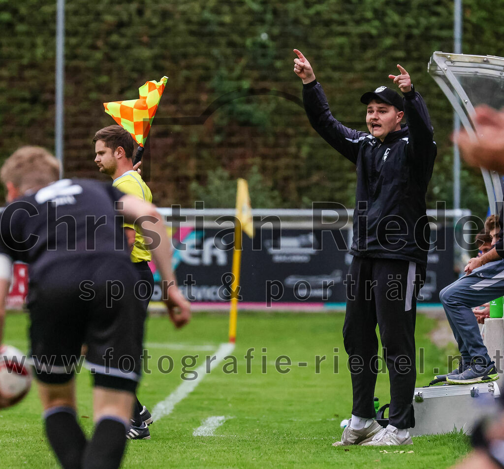 2023-08-09_040_FC_Schwaig_gegen_TuS_Geretsried | Deutschland, 09.08.2023:
Fußball, Landesliga Südost 2023 / 2024, 5. Spieltag, FC Schwaig gegen TuS Geretsried, Endergebnis: 4:1

Trainer Daniel Dittmann (TuS Geretsried)

Foto: Christian Riedel / fotografie-riedel.net