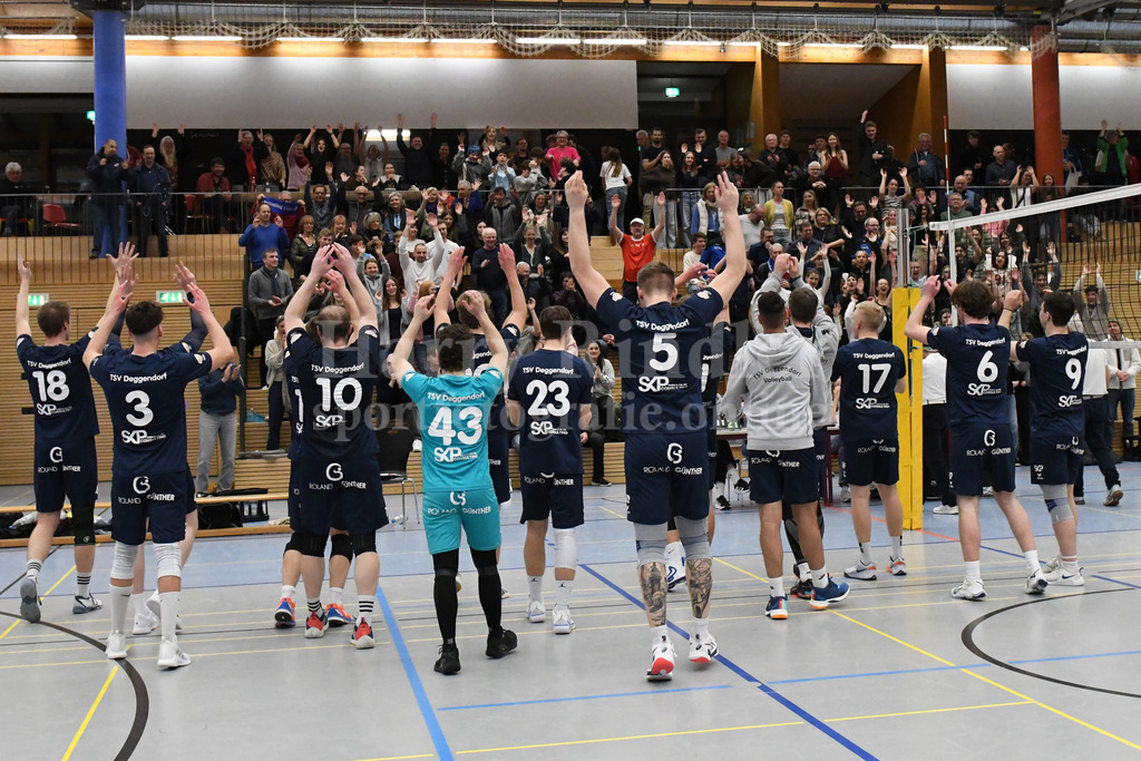 TSV Deggendorf  : VC Eitting 09 | Deggendorfer Volleyball Herren feiern mit ihren Fans - Realisiert mit Pictrs.com