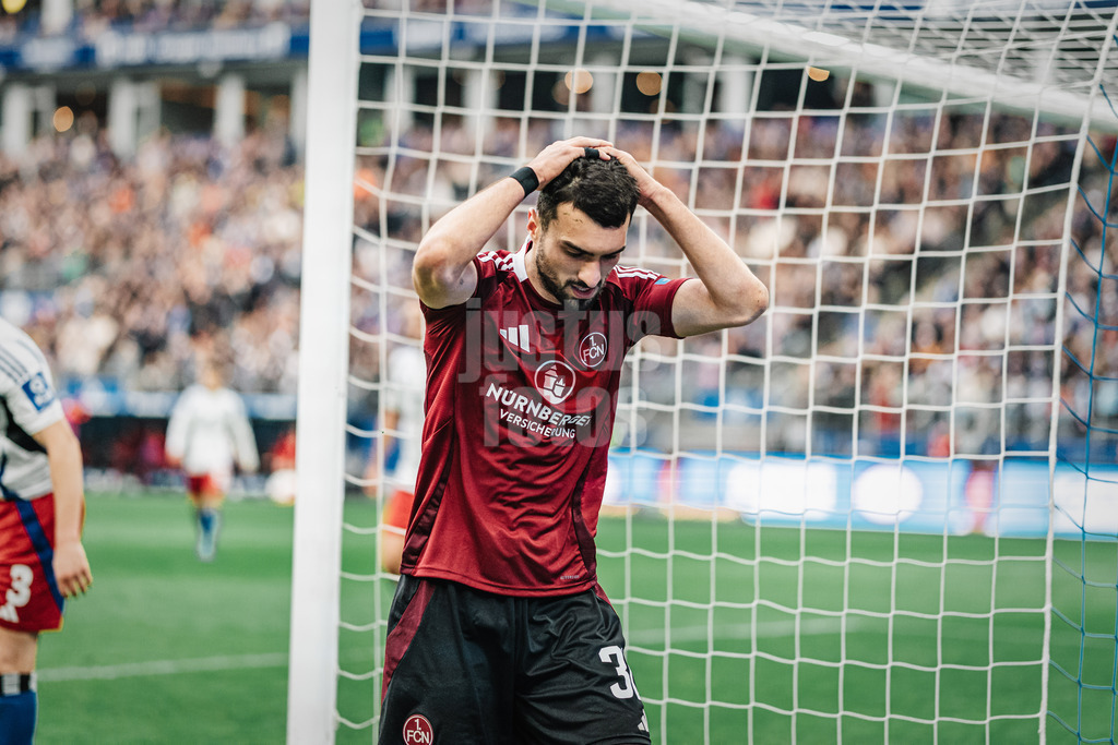 Fußball | Männer | Saison 2024/2025 | 2. Fußball-Bundesliga | 11. Spieltag | Hamburger SV vs. 1. FC Nürnberg | 03.11.2024 | Mahir Emreli (#30, 1. FC Nürnberg) ärgert sich über eine vergebene Chance