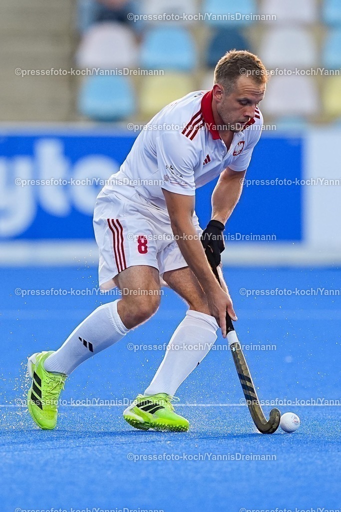xydrx09082505037 | 09.08.2025, xydrx, Herren EuroHockey Championship 2025, Gruppenphase, Gruppe B, Frankreich - Polen, Sparkassenpark Mönchengladbach: Mikolaj Gumny (Polnische Feldhockey Nationalmannschaft #8)