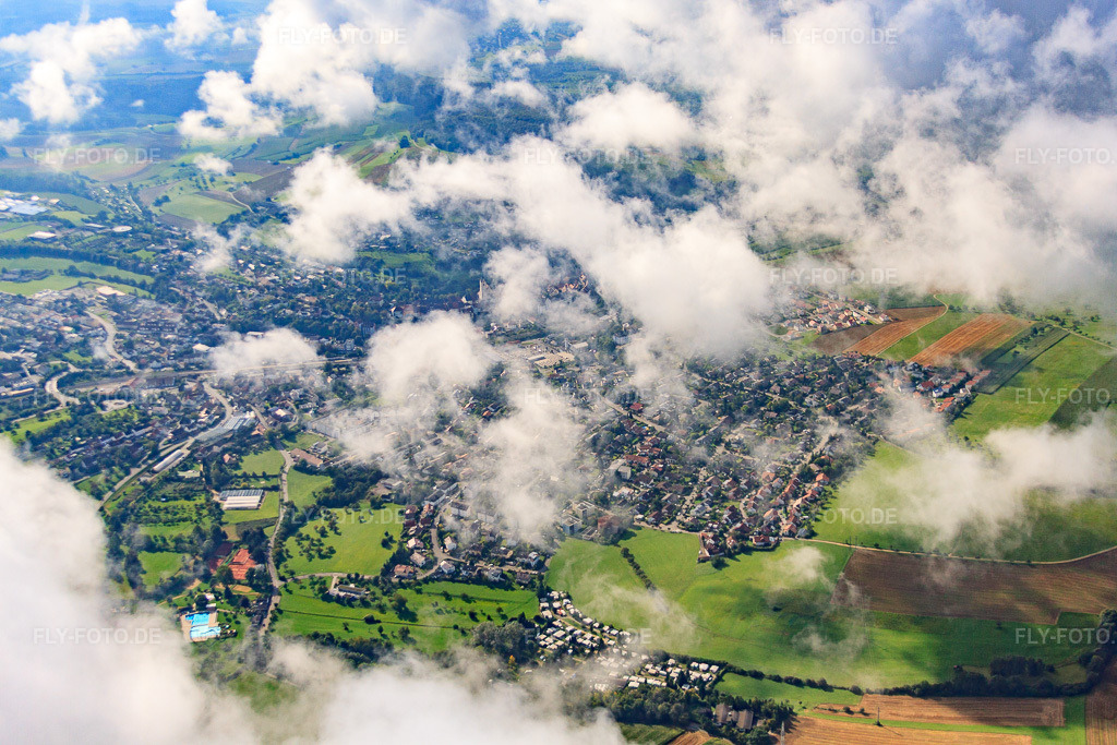 Luftbild: Ortsansicht von Norden unter Wolken in Engen im Bundesland Baden-Württemberg in Deutschland. Foto: IMG_71379.jpg vom 30.08.2014 durch Werner Riehm/FLY-FOTO.deAuflösung des Originals: 4752 x 3168 px